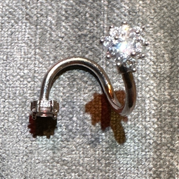 Pagoda Crystal Belly Button Ring - Picture 4 of 16
